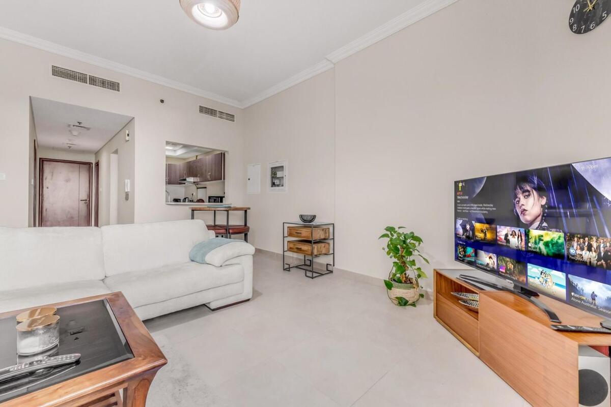 Appartement Waves - Spacious 1br With Balcony & Cozy Interiors In Jvc *