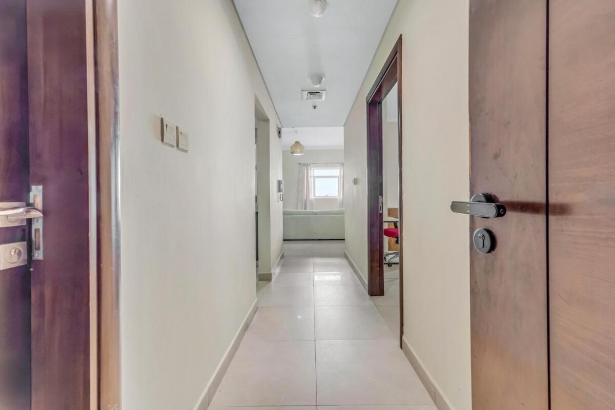 Appartement Waves - Spacious 1br With Balcony & Cozy Interiors In Jvc Dubai